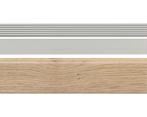 Detailopname van een trapkant van aluminium en hout.