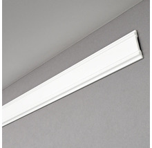 Witte sierlijst op wand en plafond