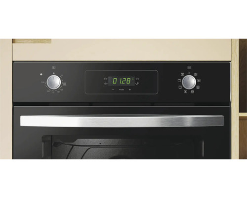 Close-up van een zwarte inbouwoven met digitaal display en draaiknoppen