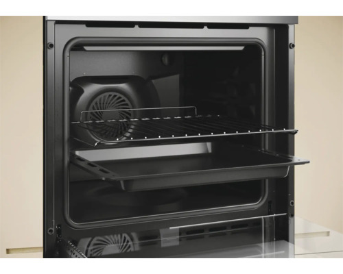 Interieur van een oven met rooster en bakplaat