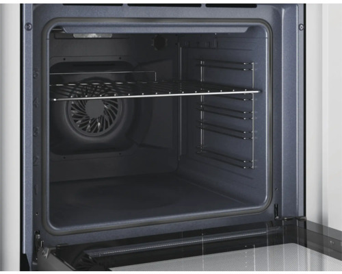 Binnenaanzicht van een oven met een rooster en een ventilator aan de achterwand