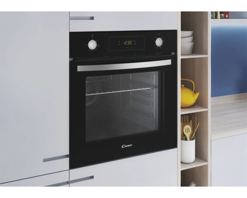 Ingebouwde oven in een keuken met digitale display en bedieningselementen