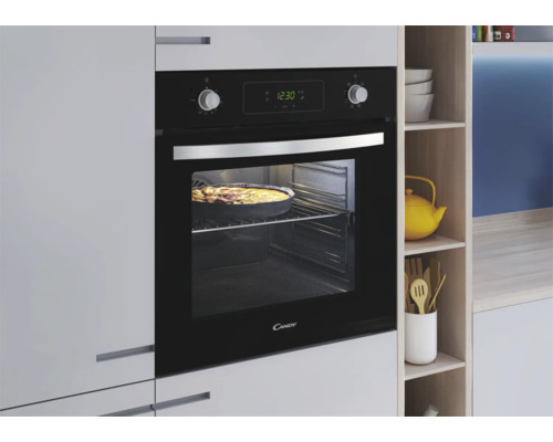 Inbouw oven in een keukenopstelling met gerecht in de oven