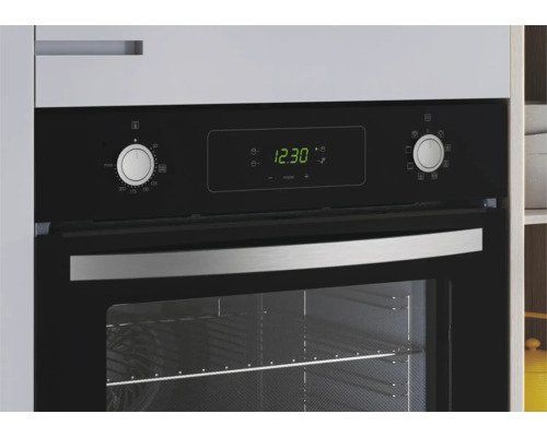 Close-up van een zwarte oven met digitaal display