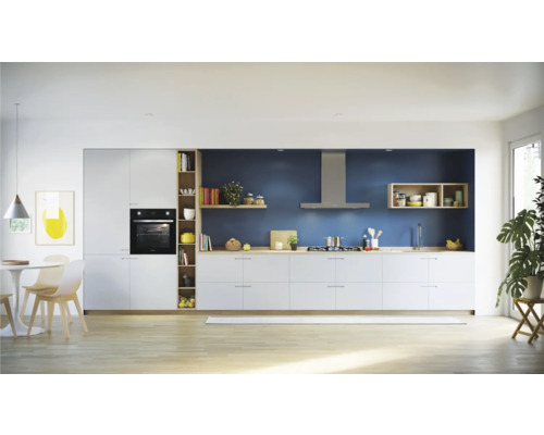 Lichte keuken met witte kasten, planken en blauwe wand