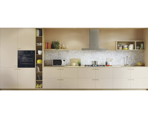 Lichte keuken met inbouwoven, afzuigkap en magnetron