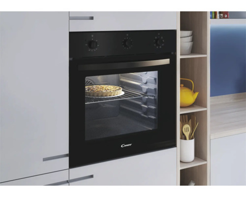 Inbouwoven in een moderne keuken met taart in de oven.