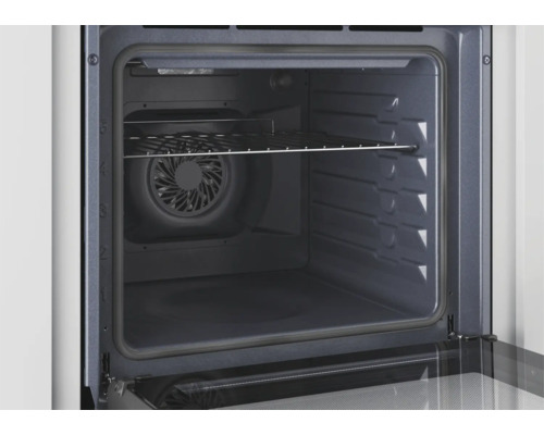 Interieur van een oven met een rooster en een ventilator.