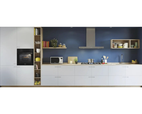 Moderne keuken met inbouwoven, kookplaat, afzuigkap en opbergruimte