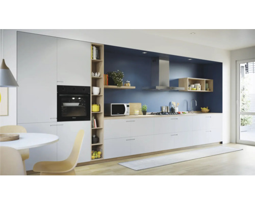 Moderne keuken met inbouwapparatuur, planken en eettafel