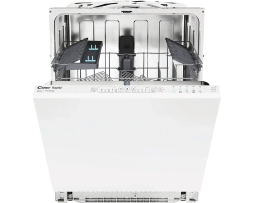 Geopende vaatwasser met korven binnenin