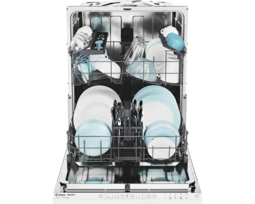 Open vaatwasser met vaatwerk en bestek in de korven