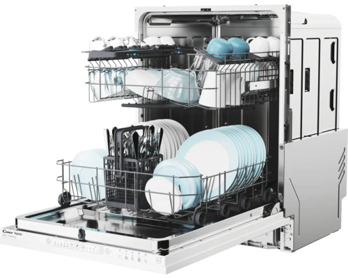 Open vaatwasser met vaat en bestek