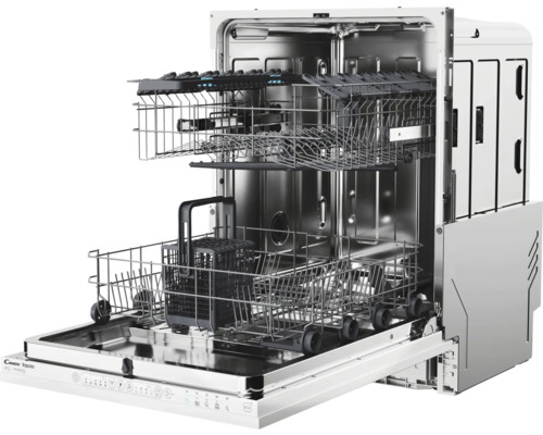 Geopende vaatwasser met rekken voor het reinigen van vaatwerk