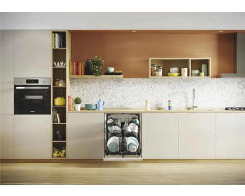 Moderne keuken met inbouwoven en open vaatwasser