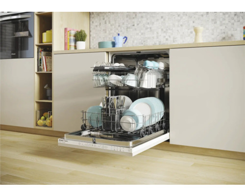 Open vaatwasser in een keuken met vaatwerk