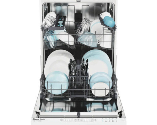 Vaatwasser met vaatwerk en bestek in de korven