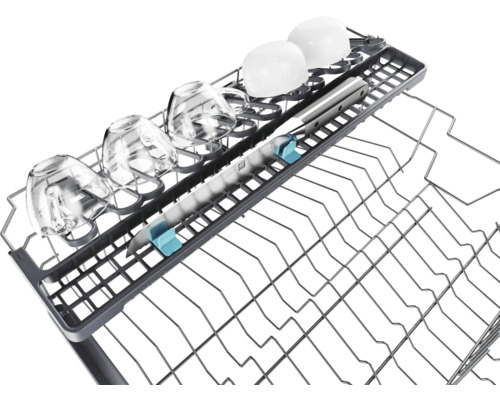 Vaatwasserkorf met kopjes, glazen en reinigingsstaaf