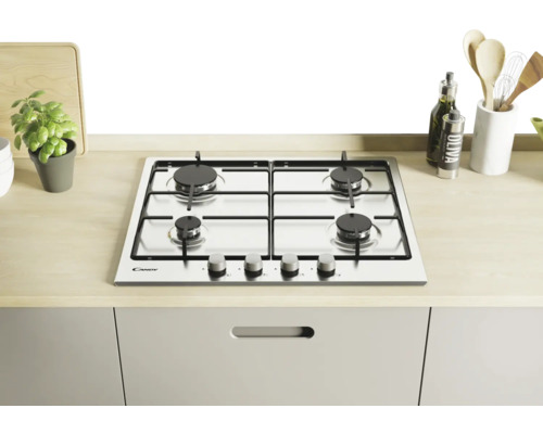 Roestvrijstalen gaskookplaat met vier pitten in een moderne keuken