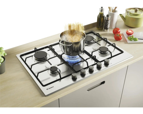 Candy gaskookplaat met pan en spaghetti op een aanrecht