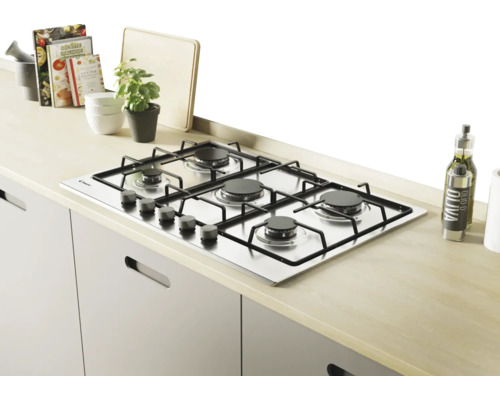 Roestvrijstalen inbouw gaskookplaat met vier kookzones in een moderne keuken