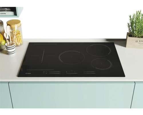 Zwarte Candy inductiekookplaat met vier kookzones op een aanrecht.