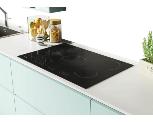 Zwarte inductiekookplaat met vier kookzones op een aanrecht