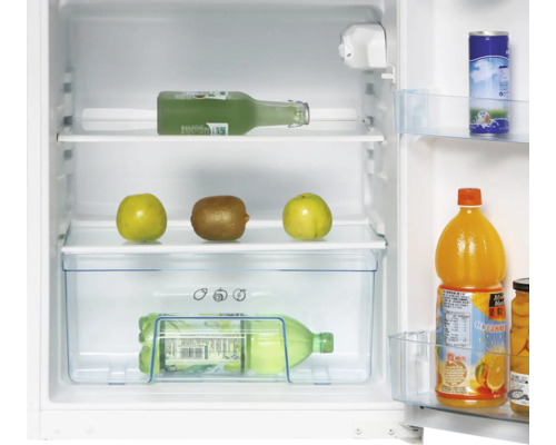 Interieur van een koelkast met dranken en fruit