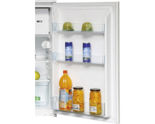 Interieur van een koelkast met voedsel op planken