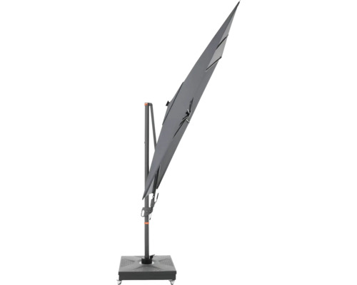 Grijze zweefparasol op wielen voor de tuin