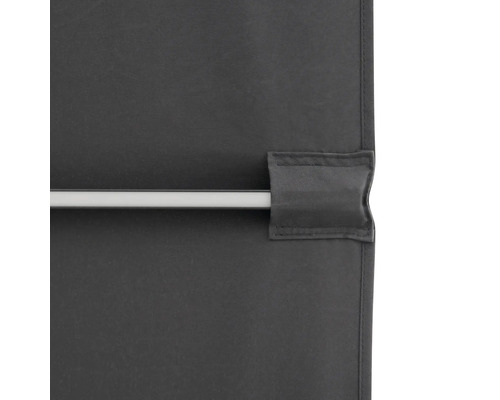 Detail van een grijze, verduisterende raamdecoratie met lusophanging aan een gordijnroede