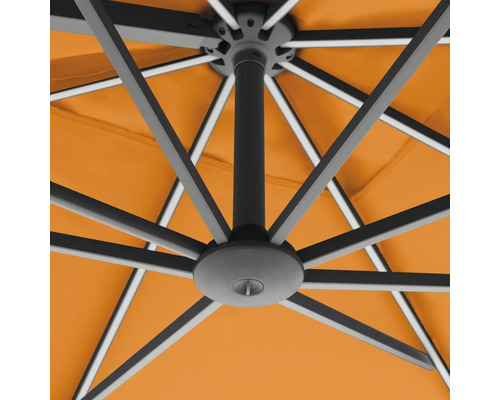 Detailopname van de onderkant van een oranje parasol met grijs frame