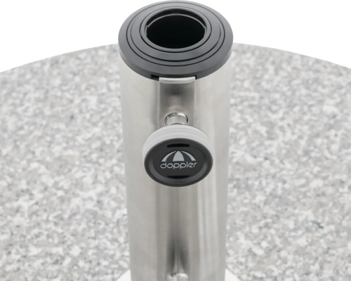 Detailopname van een roestvrijstalen parasolvoet met Doppler logo