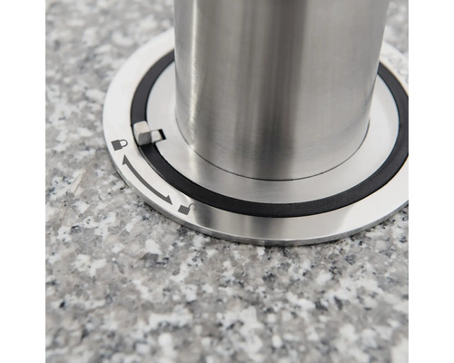 Detailopname van een roestvrijstalen paal met vergrendelingsmechanisme en pijlsymbool