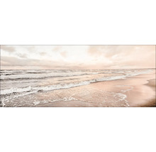 Fotografie van een rustig zeegezicht met zachte golven op het strand