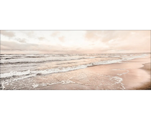 Fotografie van een rustig zeegezicht met zachte golven op het strand