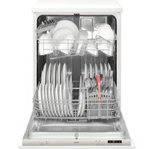 Open vaatwasser met vaatwerk van Amica