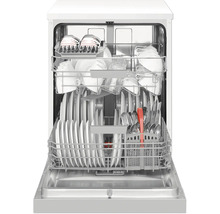 Open vaatwasser gevuld met vaatwerk en bestek