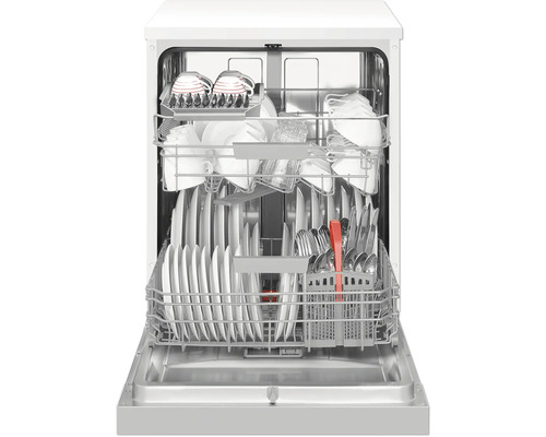 Open vaatwasser gevuld met vaatwerk en bestek