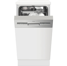 Witte vaatwasser met open deur en vaatwerk