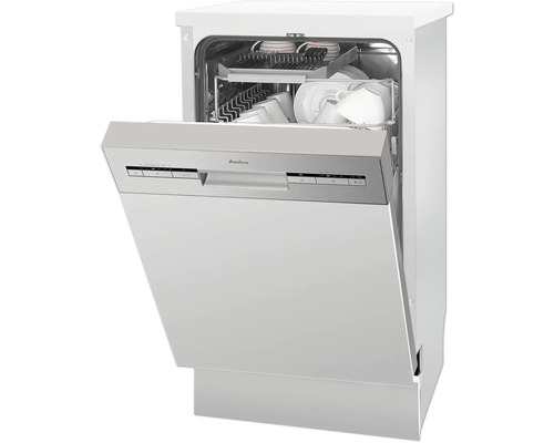 Vaatwasser met open deur en vaatwerk binnenin.