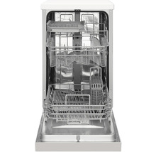 Interieur van een vaatwasser met uitgetrokken korven