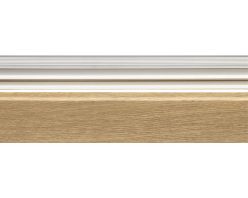 Detail van een houten traprand met antislip profiel