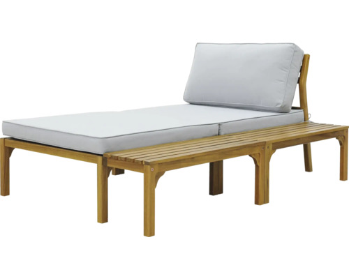 Houten ligbed met lichtgrijze kussens en bijzettafel