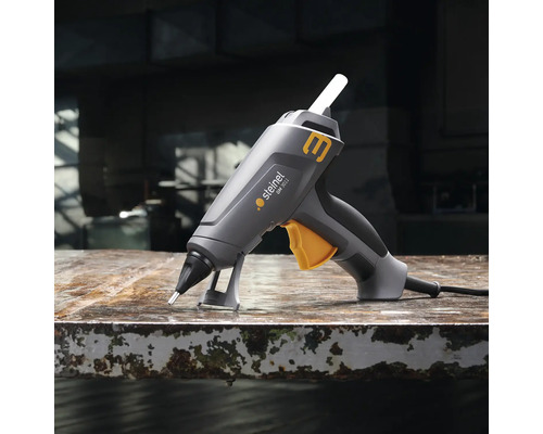 Lijmpistool op een tafel