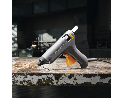 Lijmpistool op een tafel