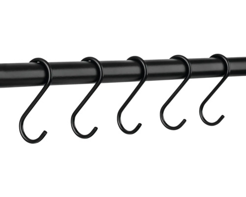 Meerdere S-haken aan een stang om voorwerpen op te hangen.