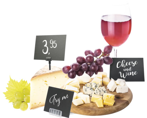 Kaas en wijn op houten plank met prijskaartjes en druiven