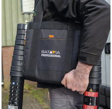 Persoon met telescopische ladder en draagtas van het merk Batavia
