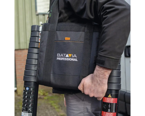 Persoon met telescopische ladder en draagtas van het merk Batavia